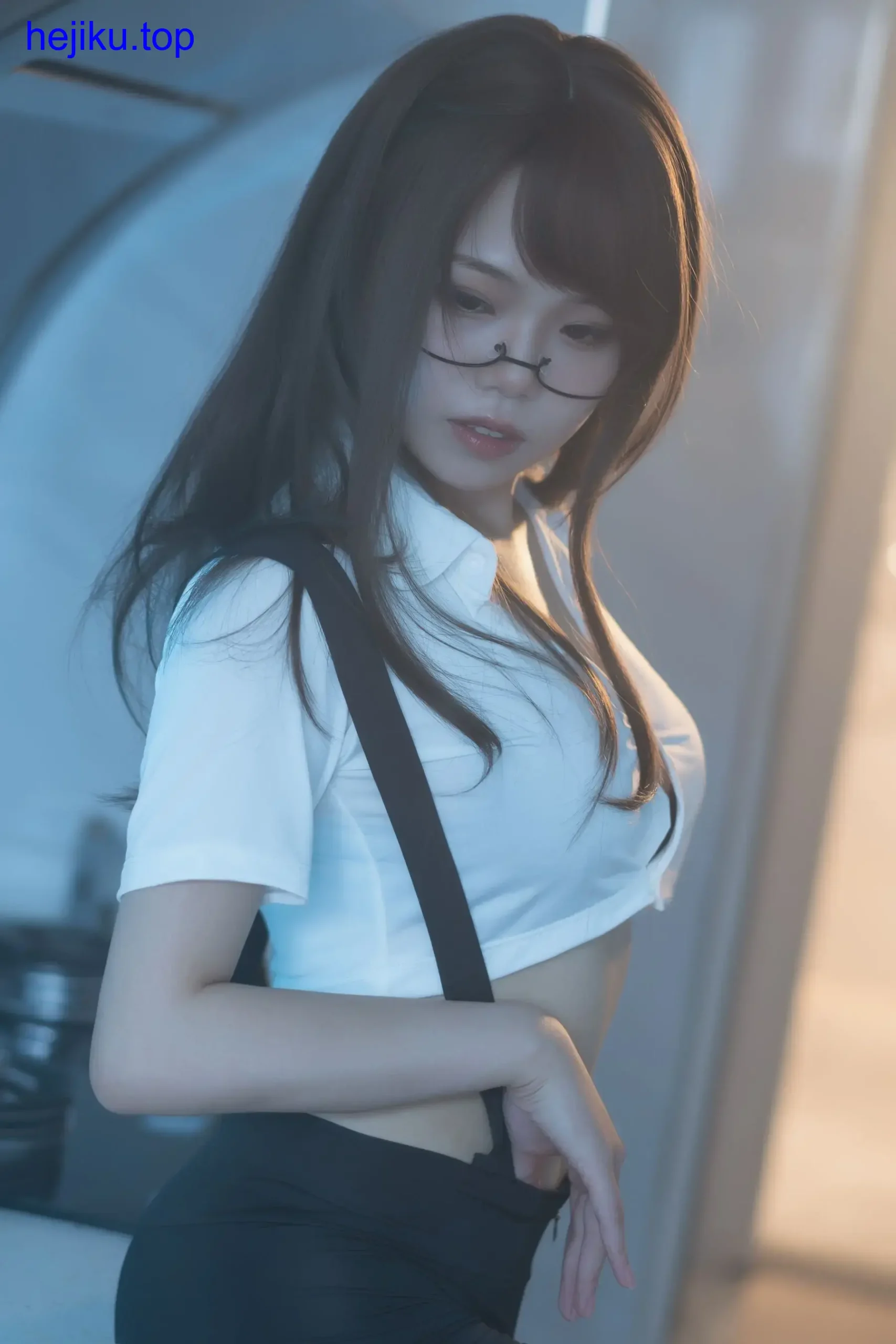 七月喵子双手挡腿壁纸