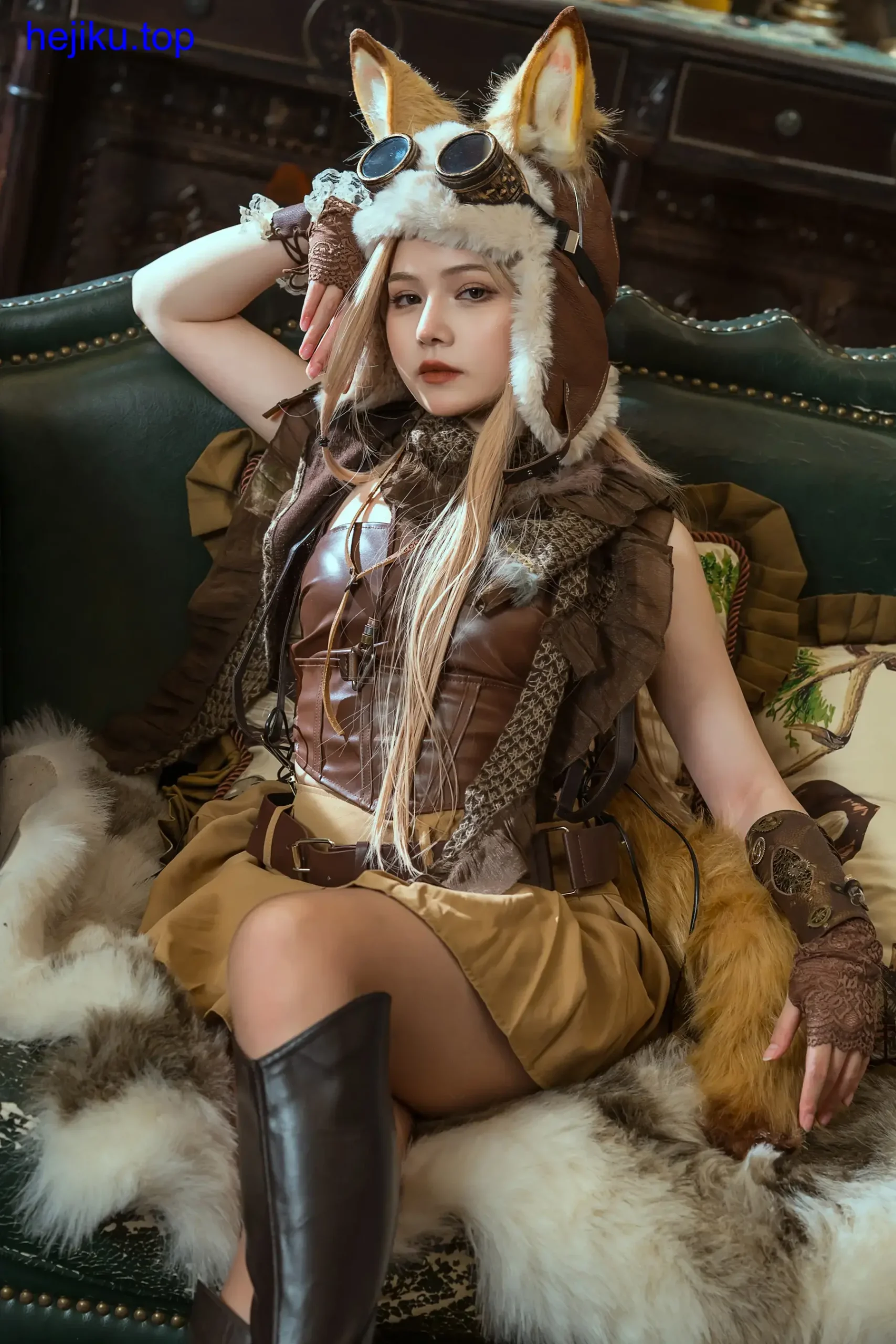 七月喵子双手向下压的壁纸