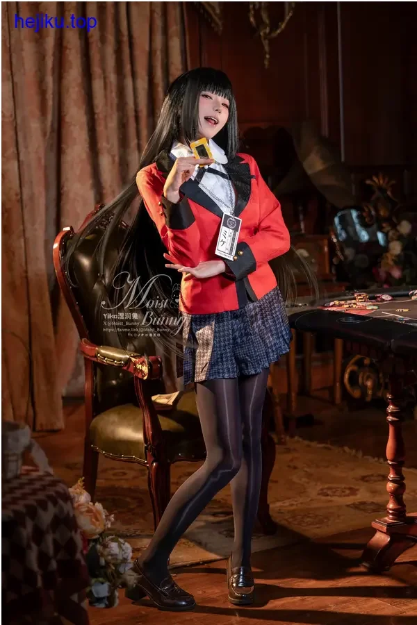 咬一口兔娘僵尸造型正面特写，官服符咒妆容精致