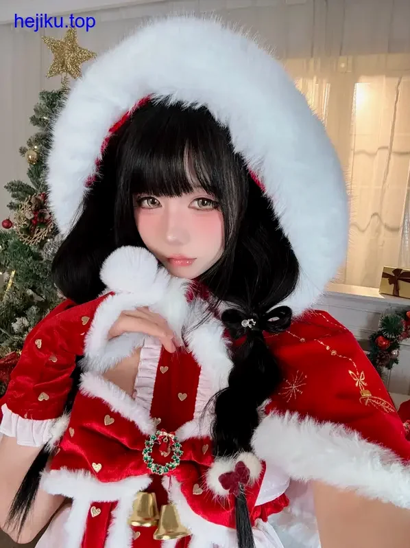 咬一口兔娘金蛇造型 蛇与少女的互动氛围感极强