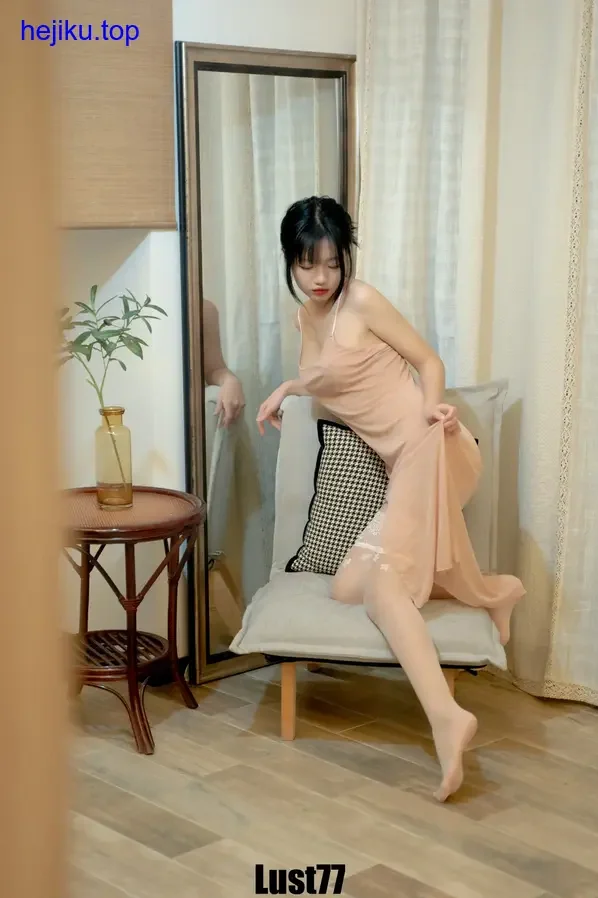 柒柒不可爱繁花背景cosplay高清写真