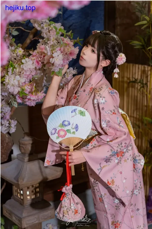 咬一口兔娘半蹲比嘘手势，符咒遮面表情俏皮