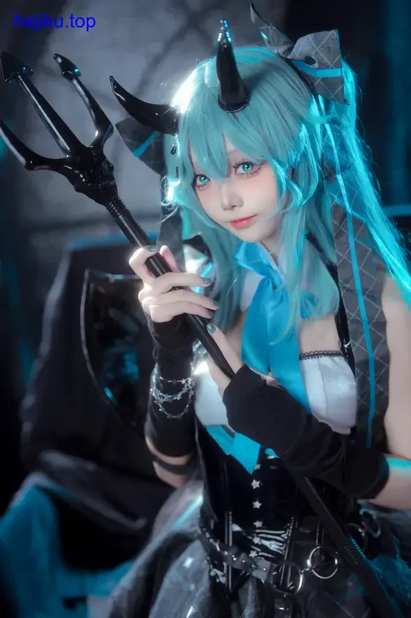 艾西AIWEST新动向 艾西aiwest双手平握战斧的防御姿态,斧柄有麻绳缠绕