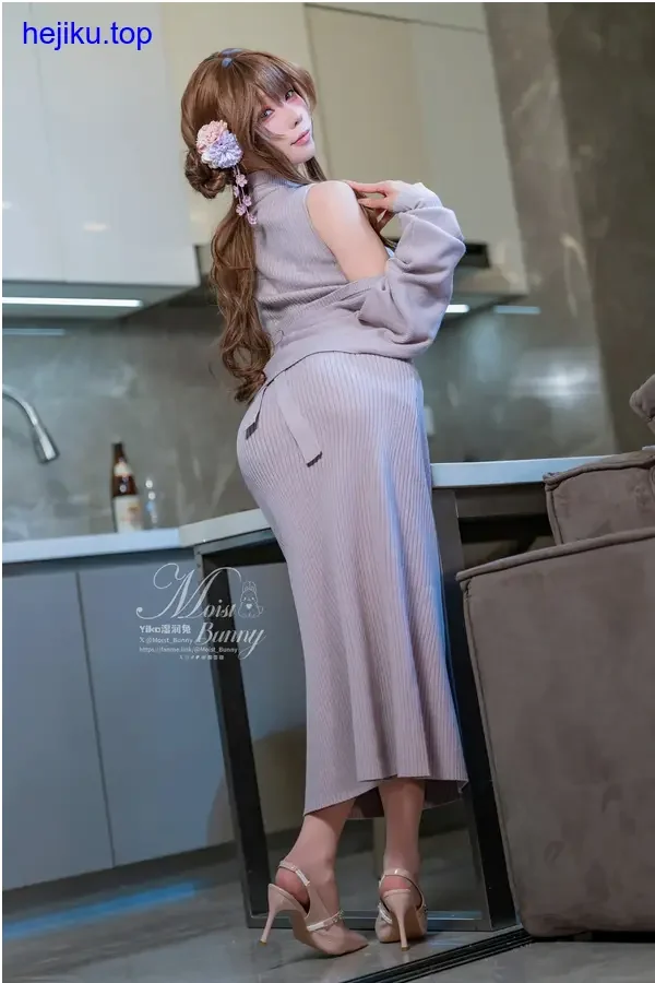 咬一口兔娘金蛇高清图 暗调光影衬托神秘气质