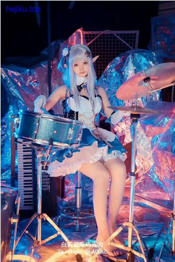 白莉爱吃巧克力这套写真的道具就是巧克力，但拍出来不单调