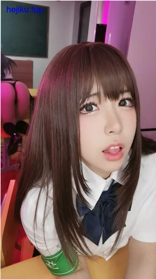 虎森森抱着礼物盒坐在圣诞树旁，暖色调灯光氛围温馨