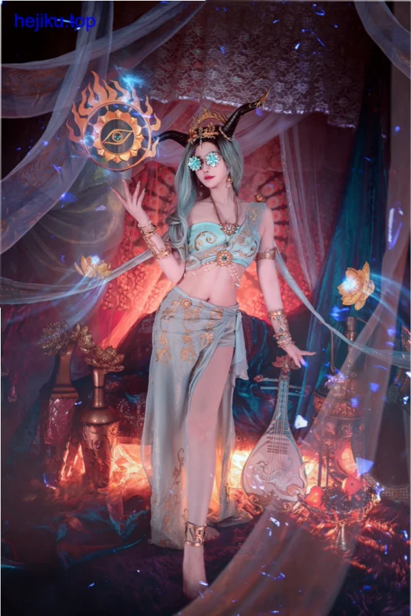 露儿大魔王红眼影冷脸妆
