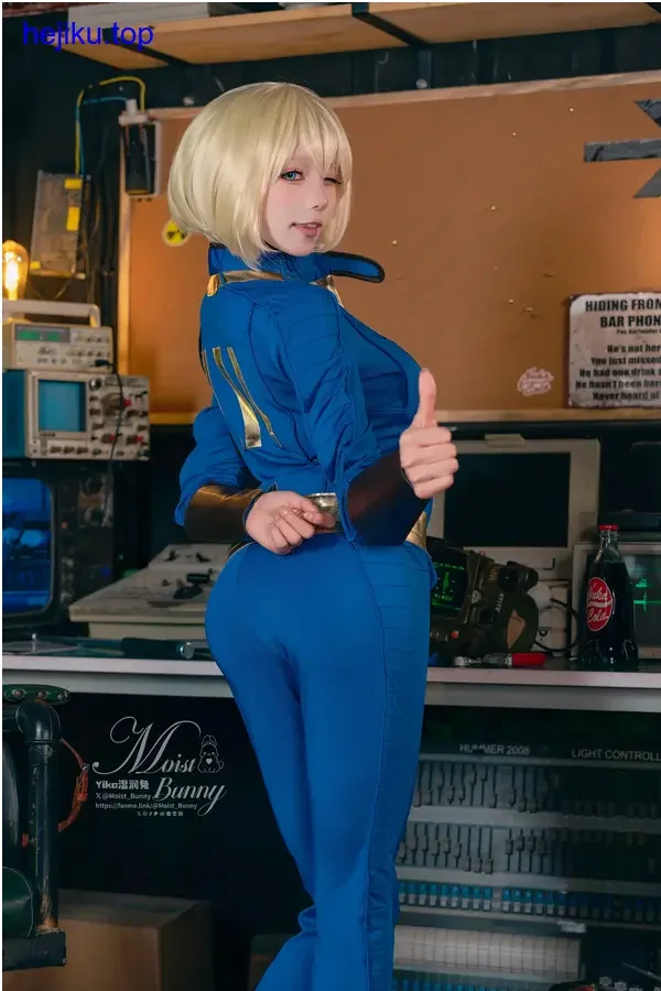 咬一口兔娘趴在地上 下巴枕胳膊 双腿翘起 姿态放松自然