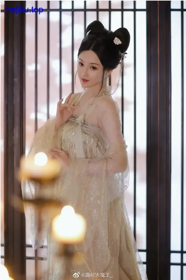 露儿大魔王废弃厂房铁门前