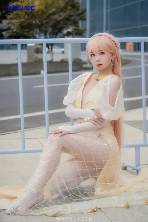 巧克力小圆面包坐在藤椅上捧杯热饮表情安静