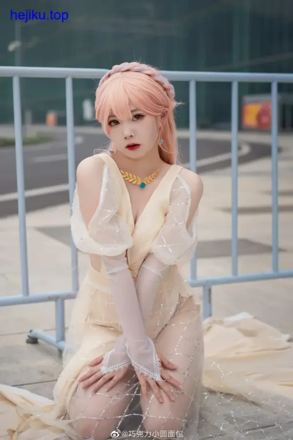 巧克力小圆面包趴桌上眼神慵懒午后感