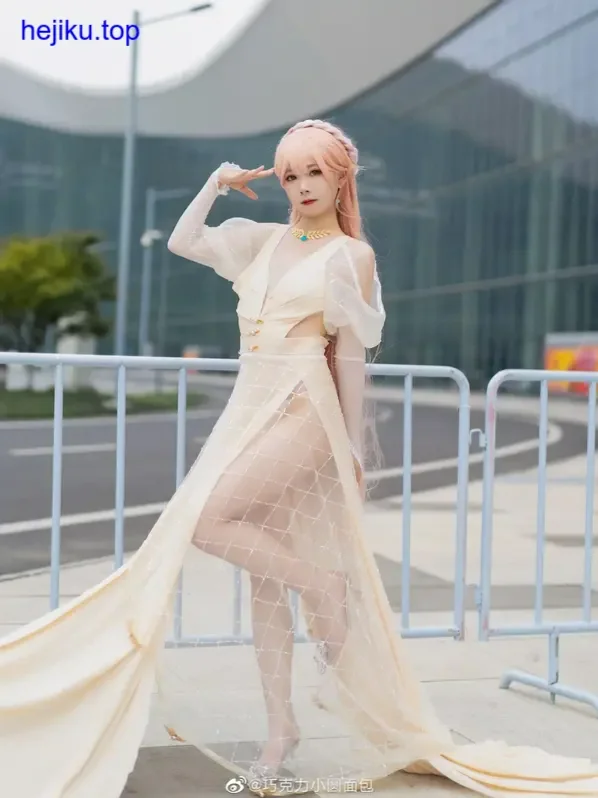 巧克力小圆面包低头翻书自然状态忘记镜头