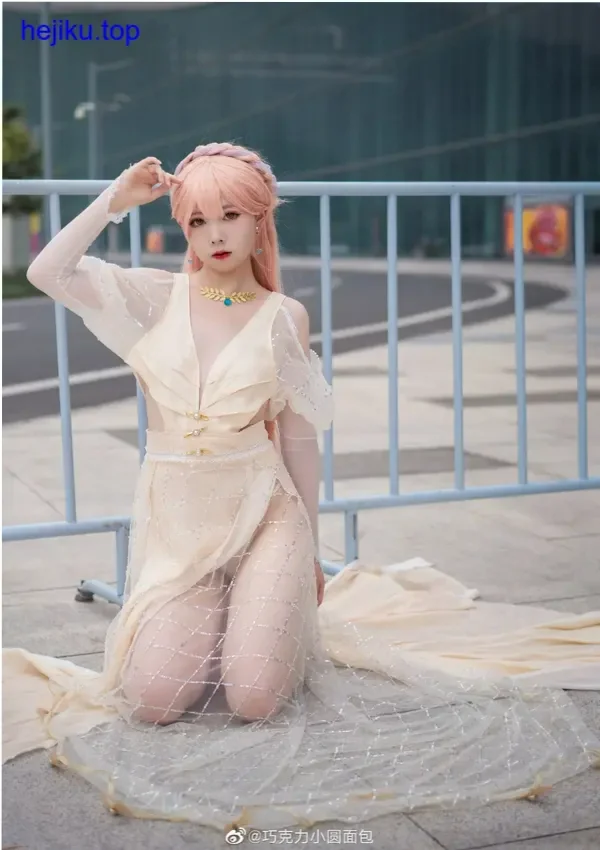 巧克力小圆面包侧身站在窗边自然光眼神放松