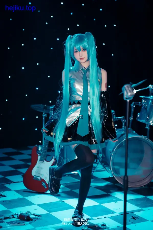 白莉爱吃巧克力cos关小雨侧身坐姿安静情绪感