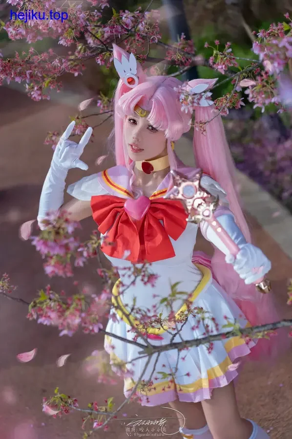 咬一口兔娘与金蛇奇幻时刻 光影构图像一幅工笔画