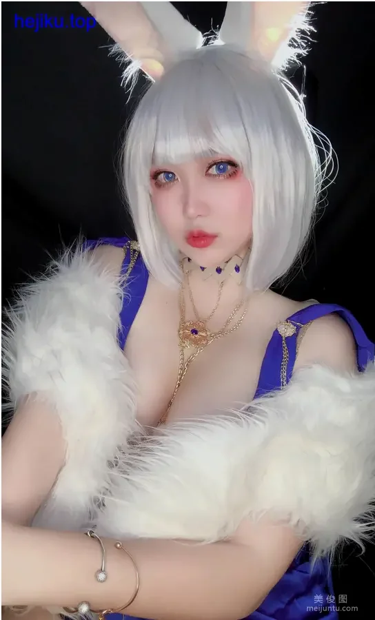 椒妮佐仁奶牛主题若有所思 手指点下巴 椒妮佐仁低头手指点下巴 表情若有所思 阳光从侧面打来