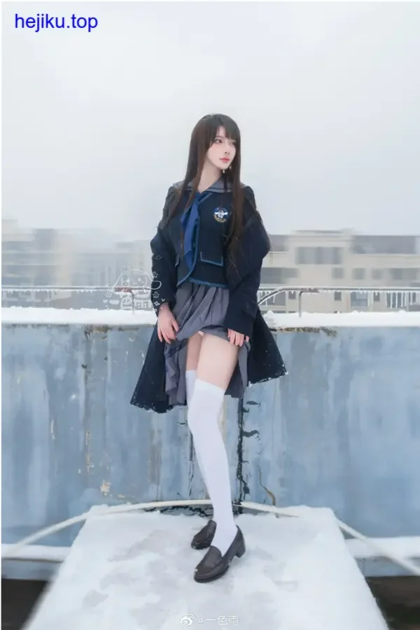 一色雨虎牙早期窗边侧光图 半明半暗氛围松弛