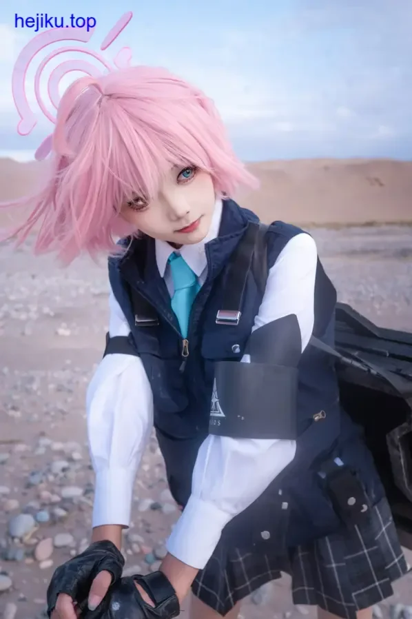 艾西AIWEST最新资讯 艾西aiwest哑光妆面和凌乱发型的特写,唇色偏灰裸色