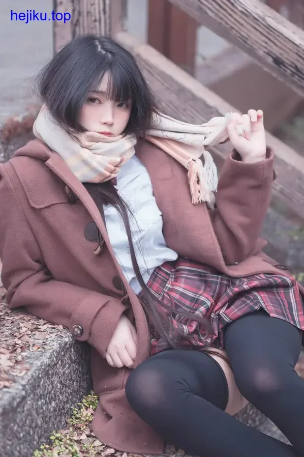 落落raku眼神特写 垂眼抿唇 表情带有隐忍感