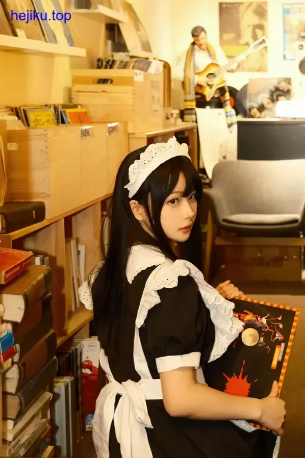 白莉爱吃巧克力关小雨天台侧逆光全身图氛围感