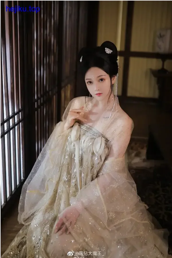 露儿大魔王侧脸闭目安静