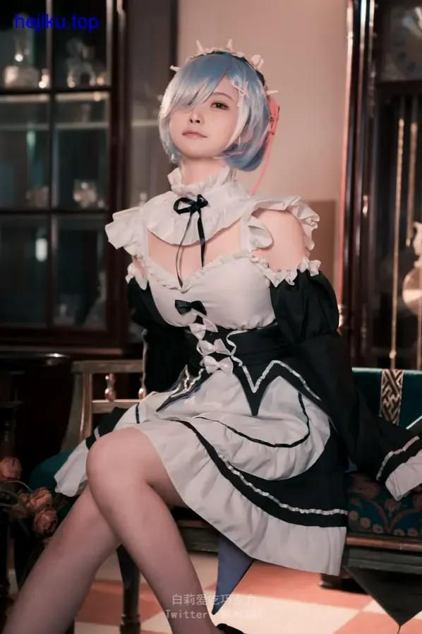 白莉爱吃巧克力cos关小雨粉色连衣裙站立回眸