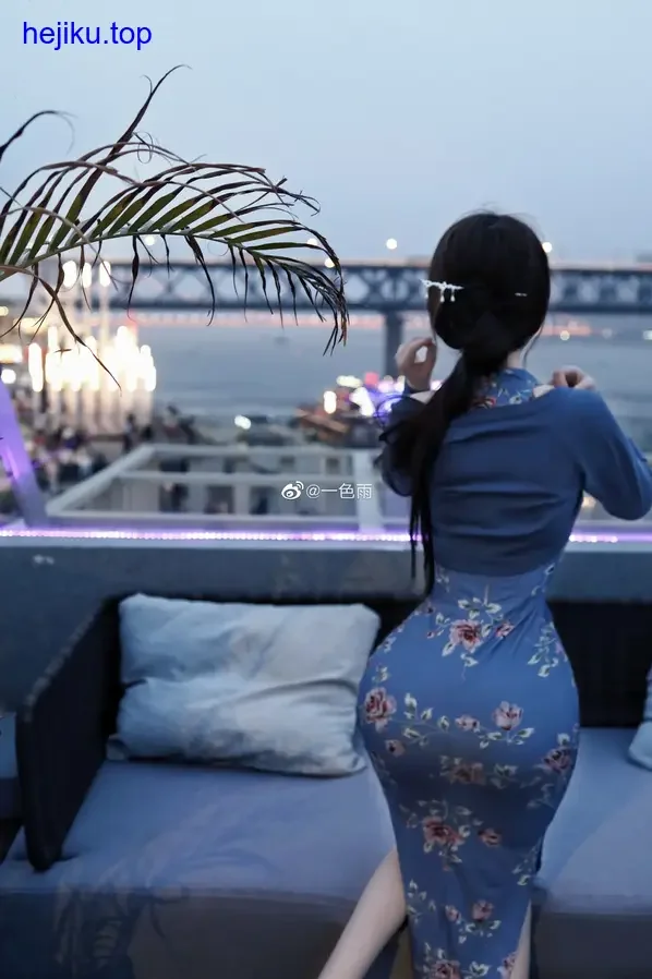 一色雨的表情是那种放松的状态，不是绷着的