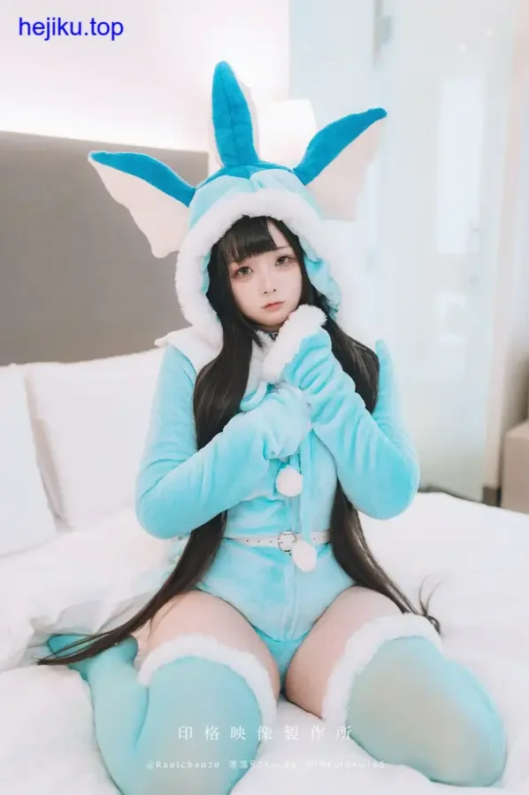 落落raku自然光下侧身照 表情平静 氛围安静