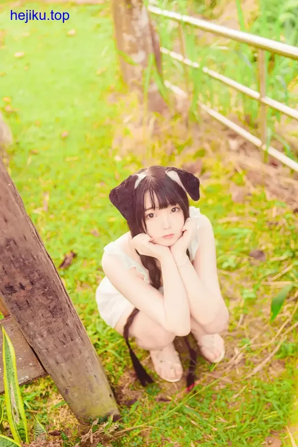 落落raku清冷角色全身照 肢体放松但带有距离感