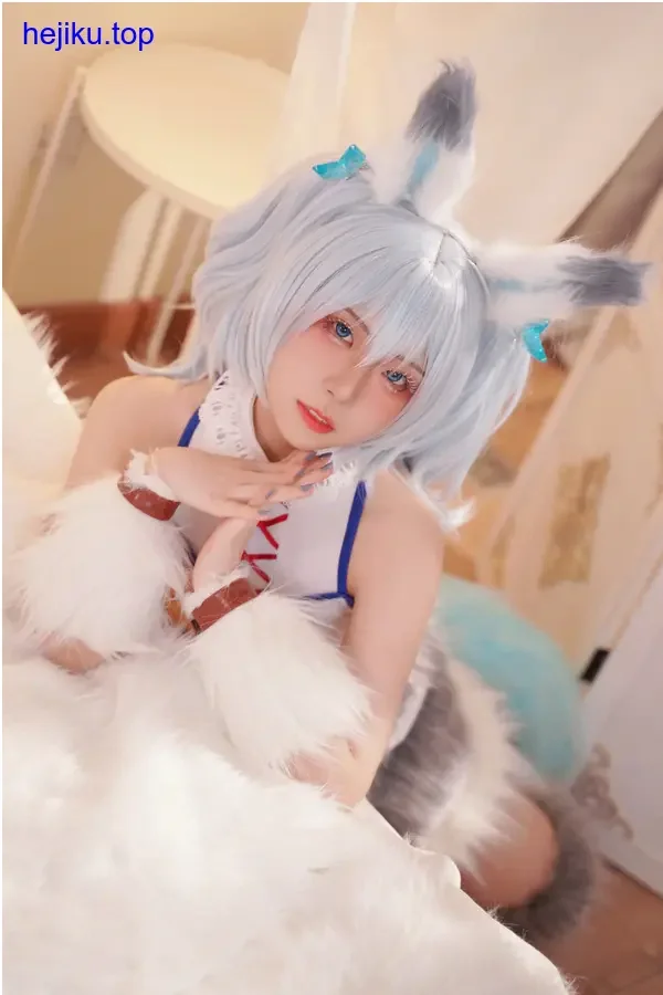 虎森森站在圣诞树旁，周围礼物盒彩灯环绕，笑容甜美