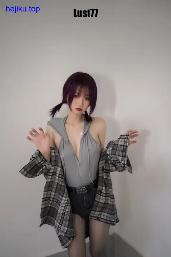 柒柒不可爱夏日树荫下cosplay装扮展示