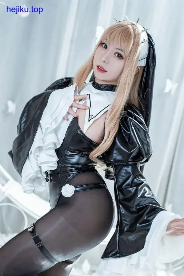 虎森森圣诞快乐cos写真，红白配色圣诞装站在装饰树旁