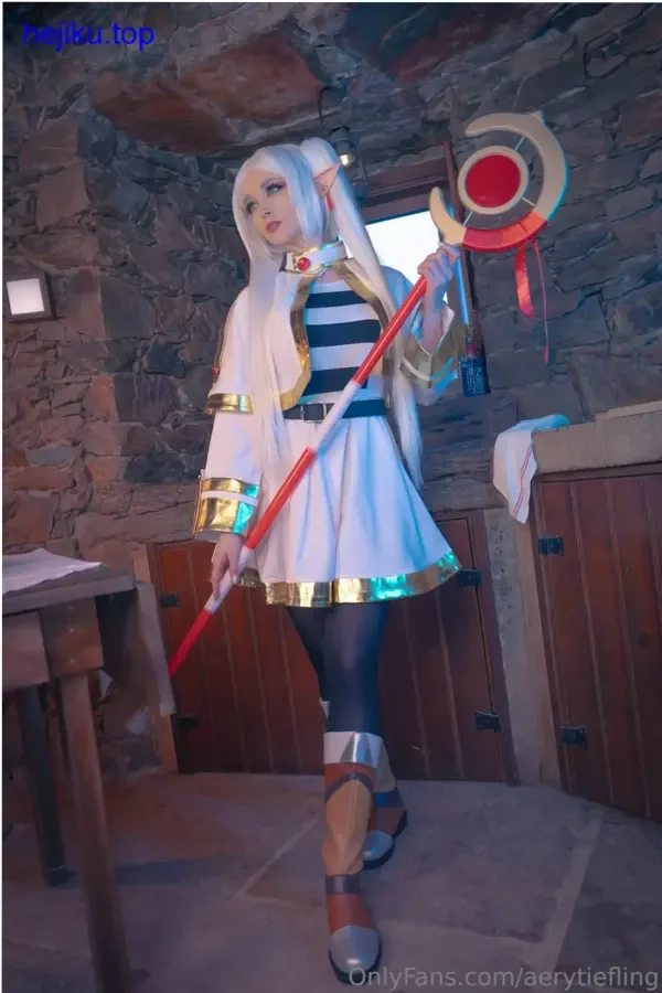 Aery Tiefling的蒂芙林cos,魔幻种族被她演活了 3 AeryTiefling蒂芙林角色设计 服装配饰做旧感很到位 铜链和皮革细节清晰