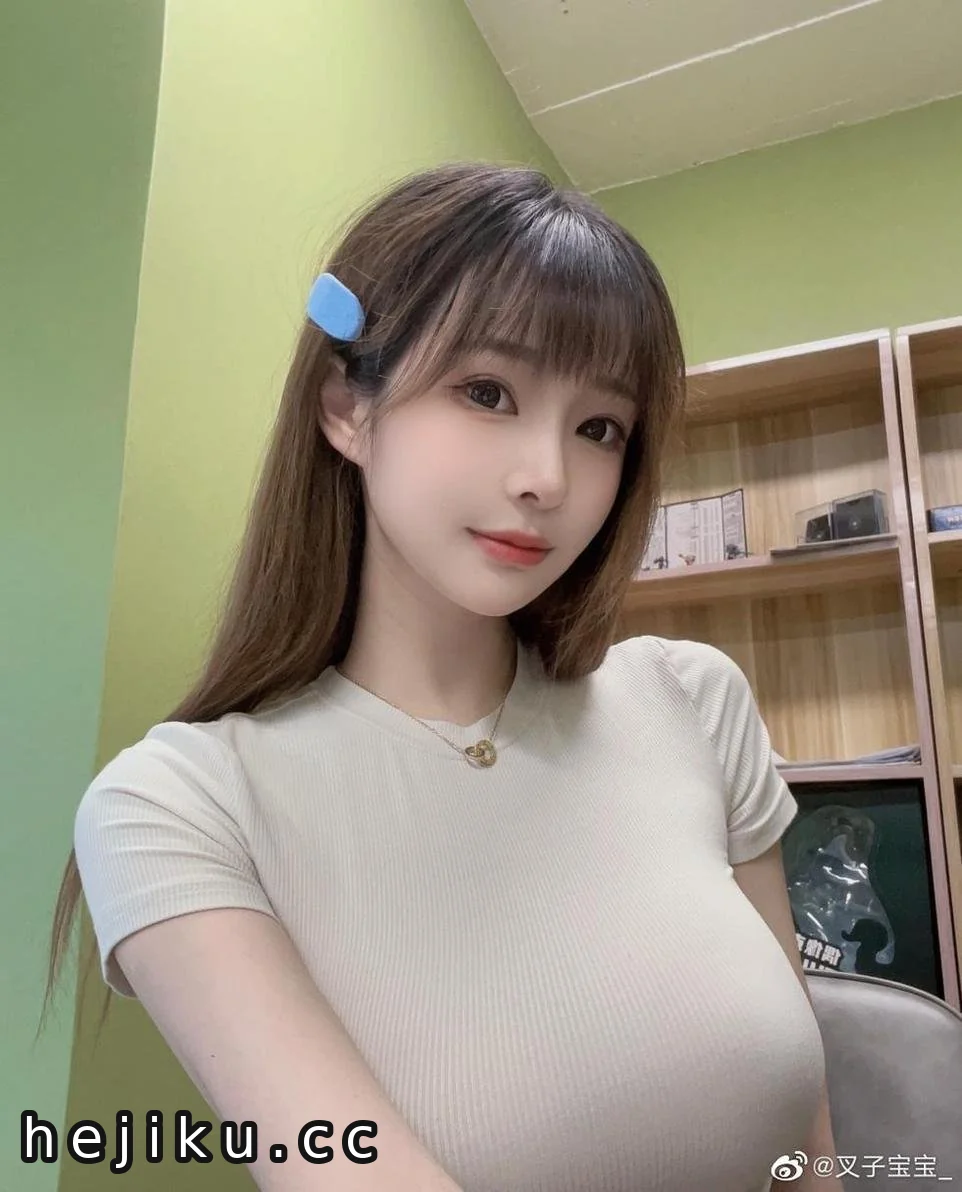 从甜美到御姐:认识二次元圈的反差萌Coser“叉子宝宝” 1 叉子宝宝是谁?揭秘中国二次元圈的“反差萌”知名Coser与动漫博主插图